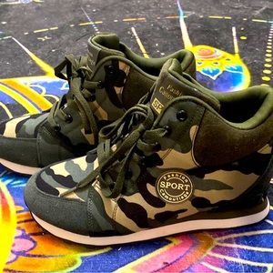 NWOT Camo platform sneakers AKA K-pop’s .